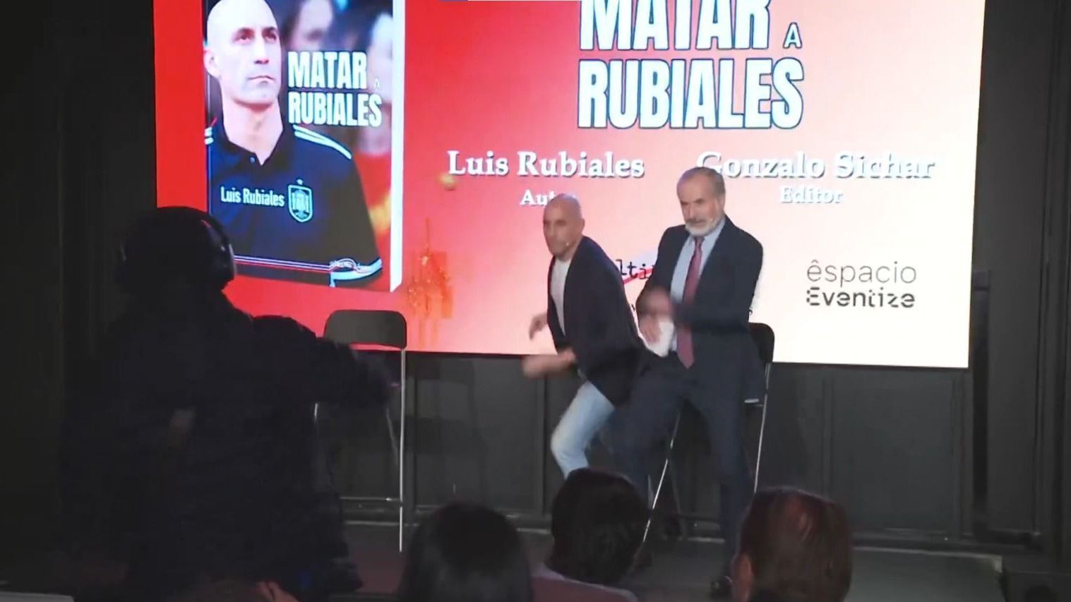Rubiales é alvo de ovos arremessados pelo próprio tio