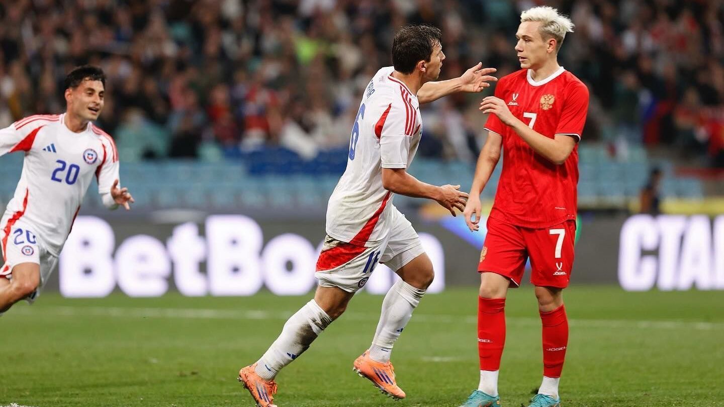 Tapia comemora primeiro gol pelo Chile