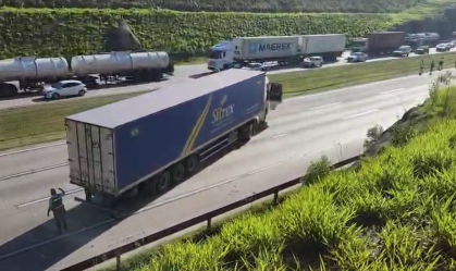 Carreta que ficou atravessada no Rodoanel fez entrega de explosivo no Peru