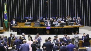 Congresso trava projetos que atendem decisão de Dino sobre supersalários