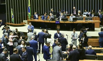 Em acordo, Congresso derruba vetos à renegociação de dívidas estaduais
