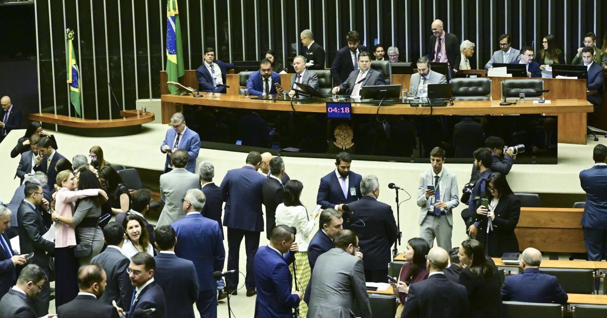 Antes de votação, CNI envia a carta a deputados contra redução da jornada