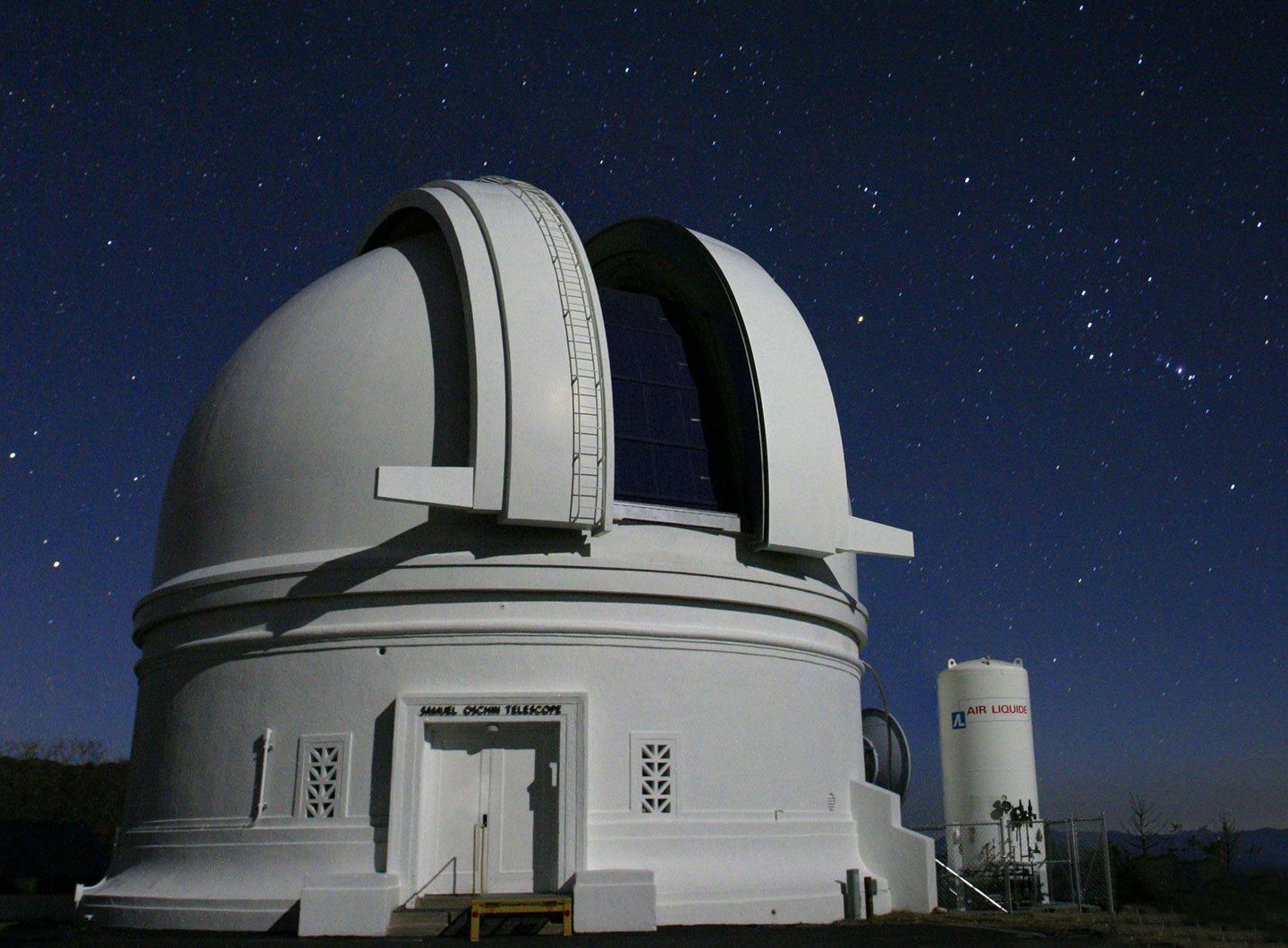 O Telescópio Samuel Oschin, no Observatório Palomar da Califórnia, onde se encontra o Laboratório de Transientes Zwicky. O Zwicky ajudou a detectar a poderosa erupção solar conhecida como "Superman" em 2018 • Palomar/Caltech via CNN Newsource