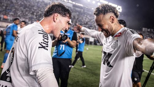 Jogadores do Santos comemoram vitória em clássico