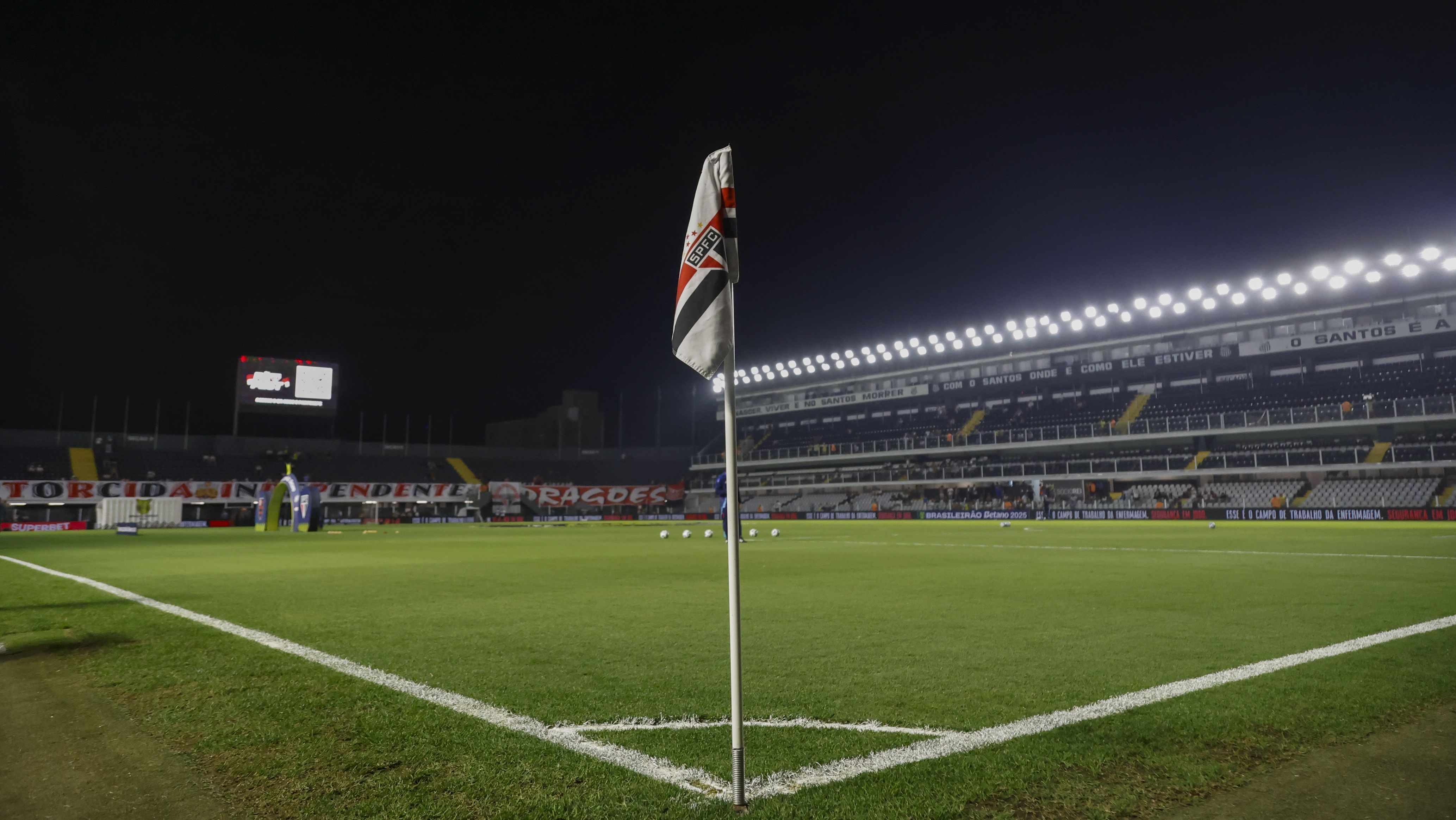 Vila Belmiro recebe Santos x Palmeiras na noite deste sábado (15)