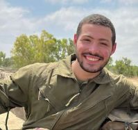 Corpo entregue pelo Hamas é de refém israelense de 19 anos