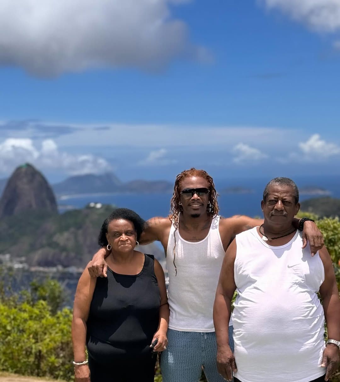 O ator Créo Kellab com a mãe, Iracy Pedro Horácio, e o pai • Instagram/Créo Kellab