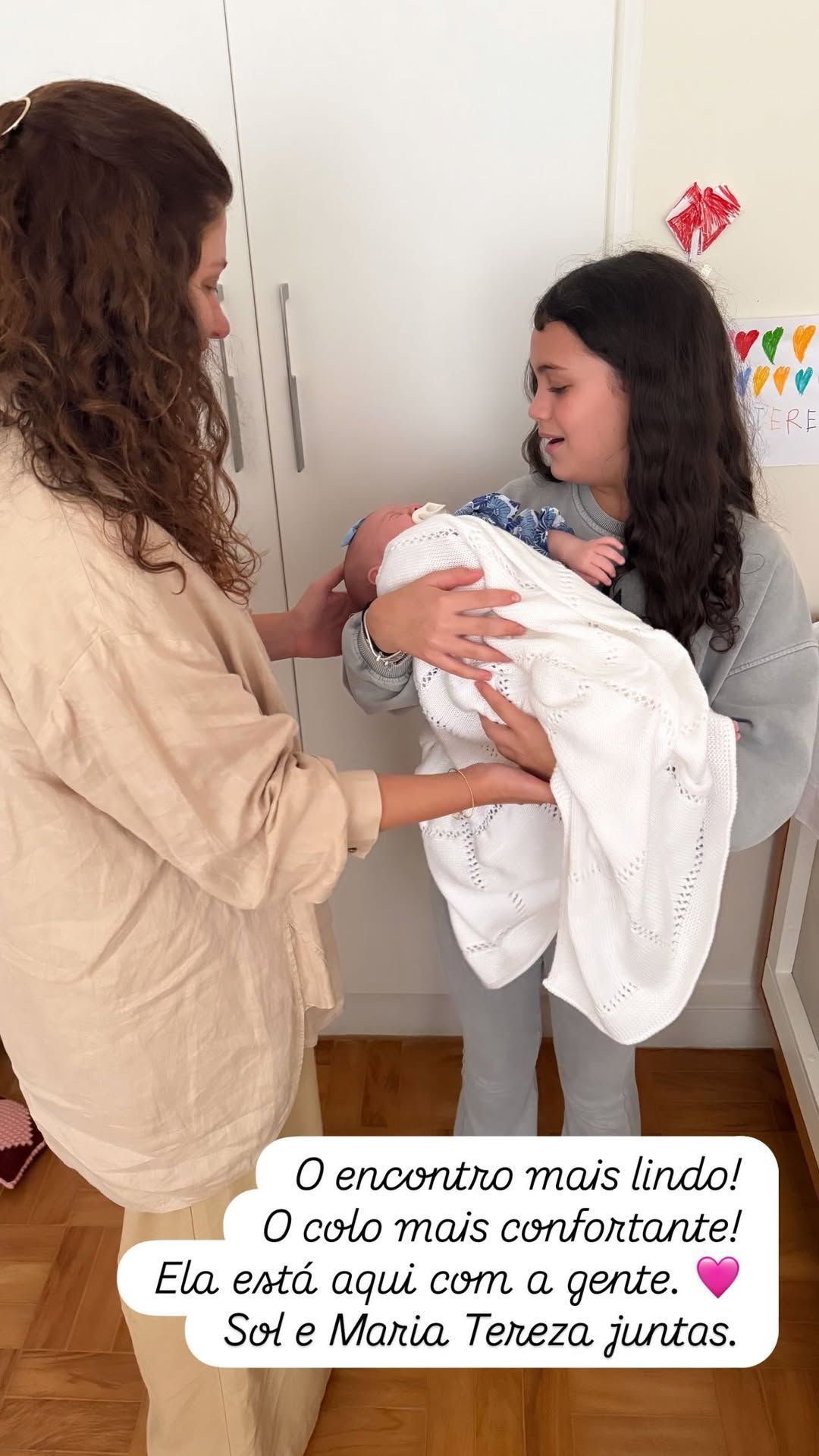 Malu Barbosa entrega a filha recém-nascida para Sol de Maria, neta de Preta Gil • Instagram/Malu Barbosa