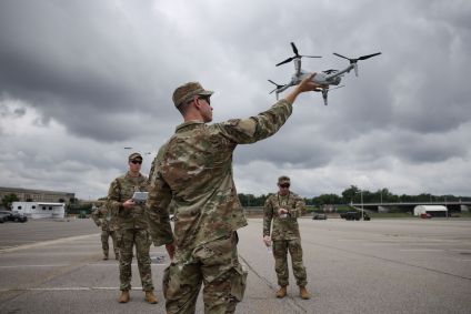 Soldado segura drone no Pentágono.