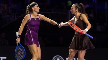 Timea Babos e Luisa Stefani durante partida do WTA Finals