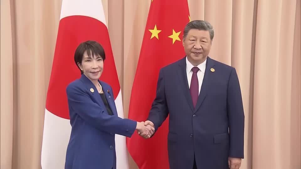 a primeira ministra do Japão Sanae Takaichi e o presidente da China Xi Jinping