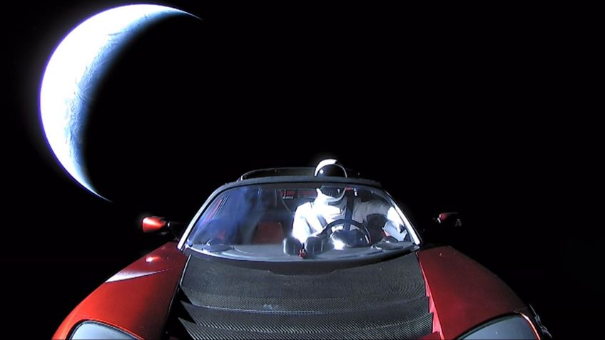 O carro vermelho da Tesla em órbita solar exibe a mensagem “don’t panic” no painel • SpaceX/Wikimedia Commons/Divulgação