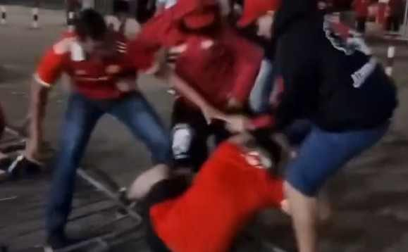Torcedores do Inter brigam na saída do estádio