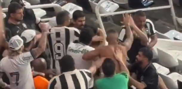 Torcedores interrompem briga para comemorar gol do Botafogo