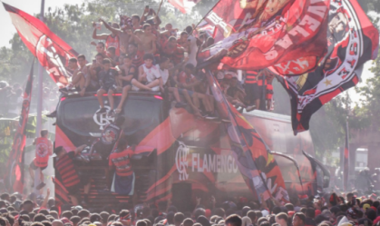 Torcida do Flamengo sobe em teto de ônibus com o time