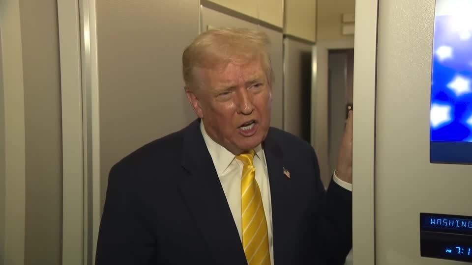 Trump conversa com a imprensa a bordo do Air Force One