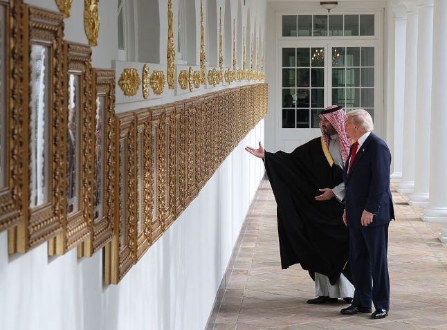 Trump mostra a "Calçada da Fama" da Casa Branca com príncipe saudita • Win McNamee/Getty Images