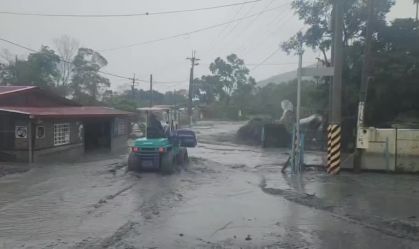 Passagem de tufão em Taiwan obriga mais de três mil pessoas a fugirem