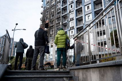 Ucranianos observam estrago após ataque russo atingir prédio em Pechersk