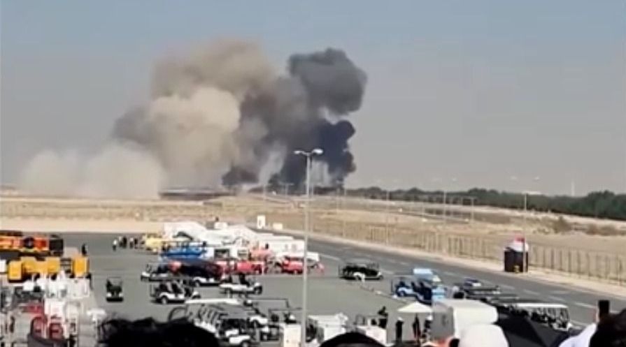 Uma enorme bola de fogo engole um caça indiano após sua queda em Dubai