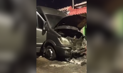 Van de delegação estrangeira da COP30 é incendiada em Belém