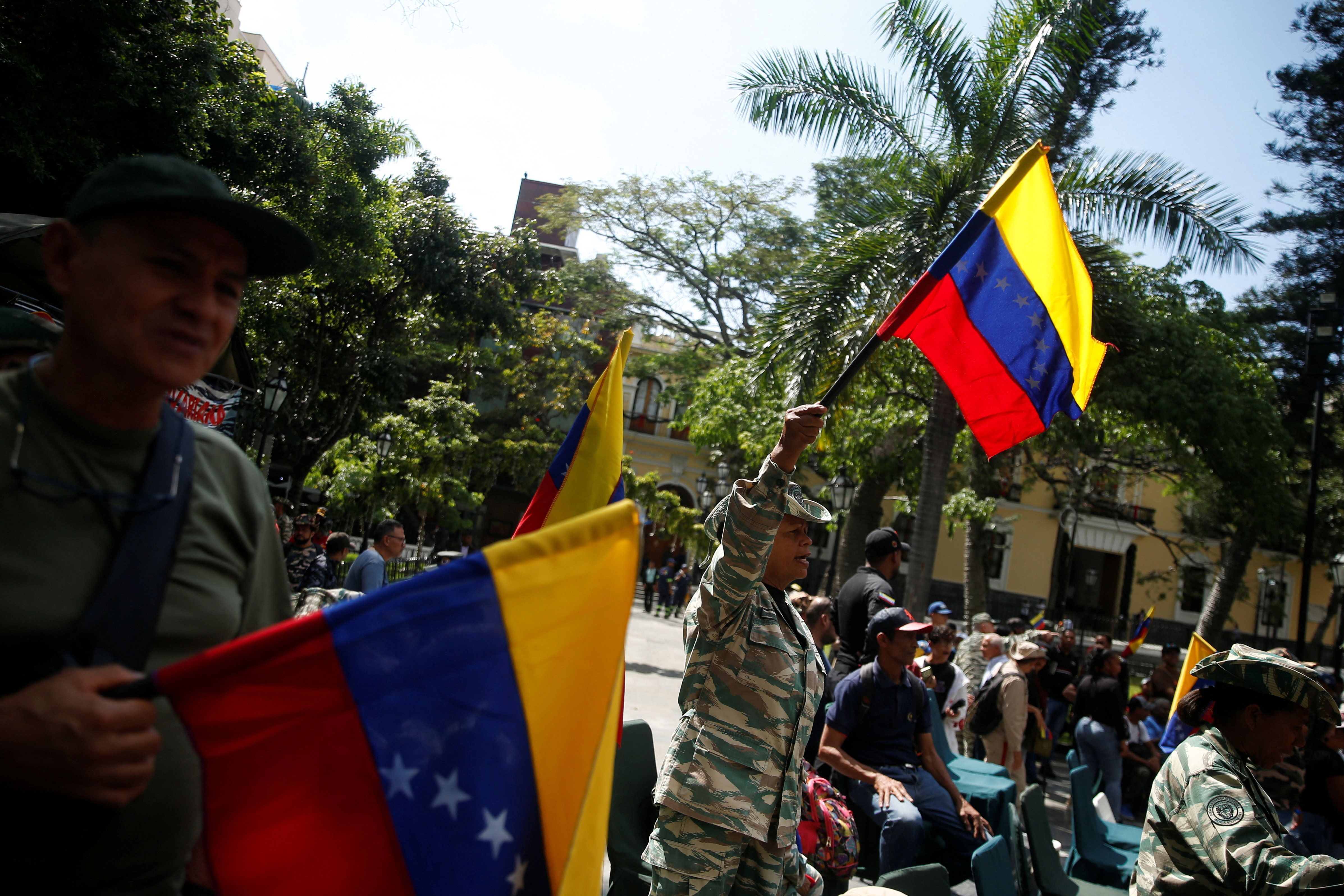 Venezuela realiza exercícios para treinar cidadãos em defesa nacional