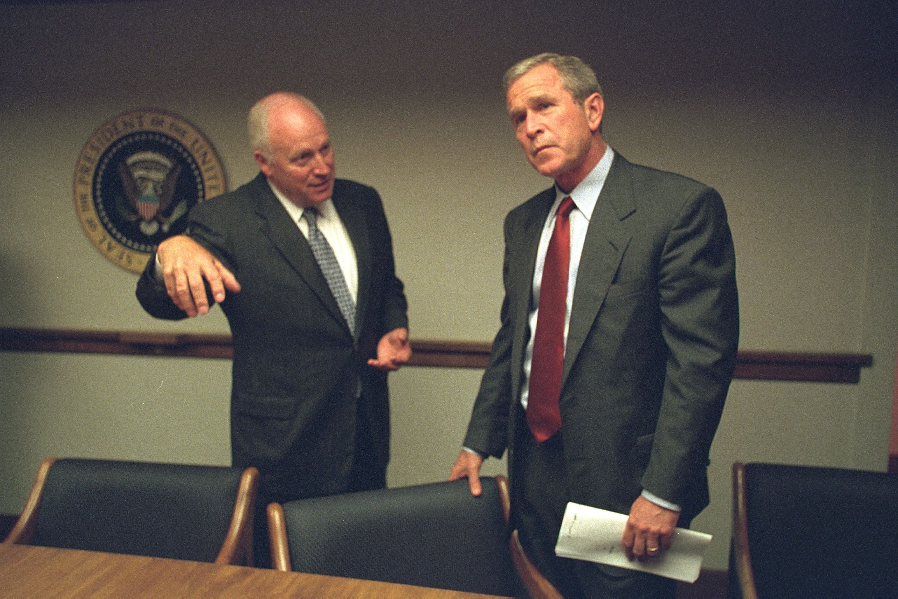 Vice-presidente Dick Cheney e o presidente George W. Bush se encontram no PEOC (Centro de Operações de Emergência do Presidente) após os ataques terroristas de 11 de setembro de 2001 em Washington, DC
