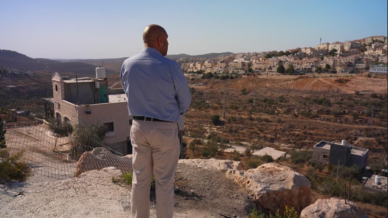 Ahmad Shakarna observa um assentamento israelense na Cisjordânia • Cyril Theophilos/CNN