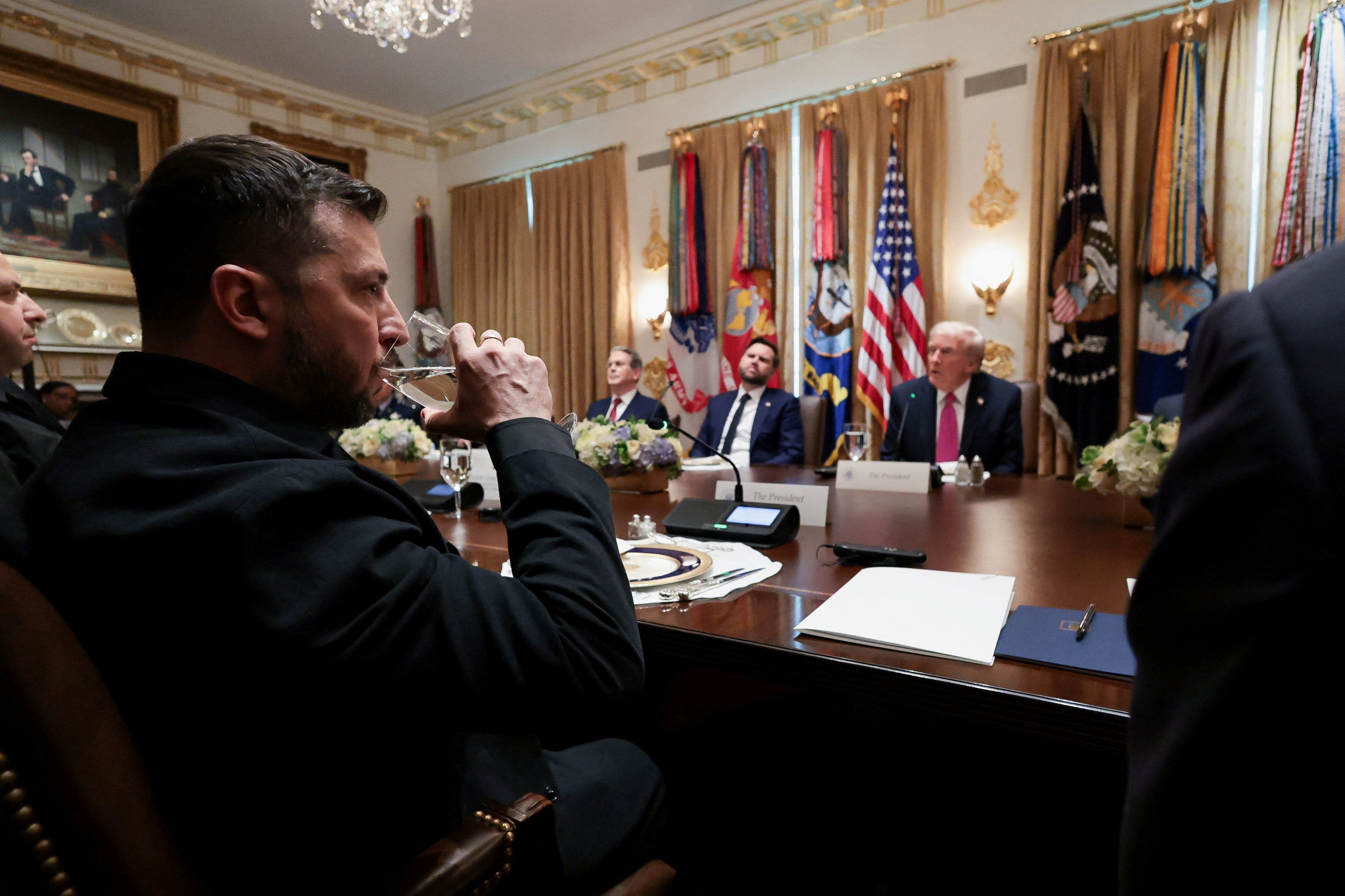 Volodymyr Zelensky e Donald Trump na Casa Branca