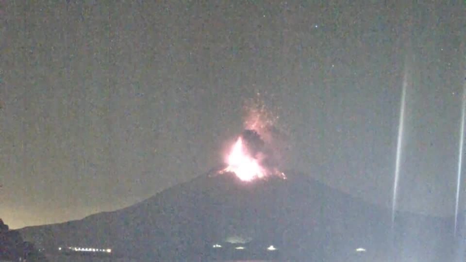 Vulcão expeliu coluna de fumaça e cinzas no Japão