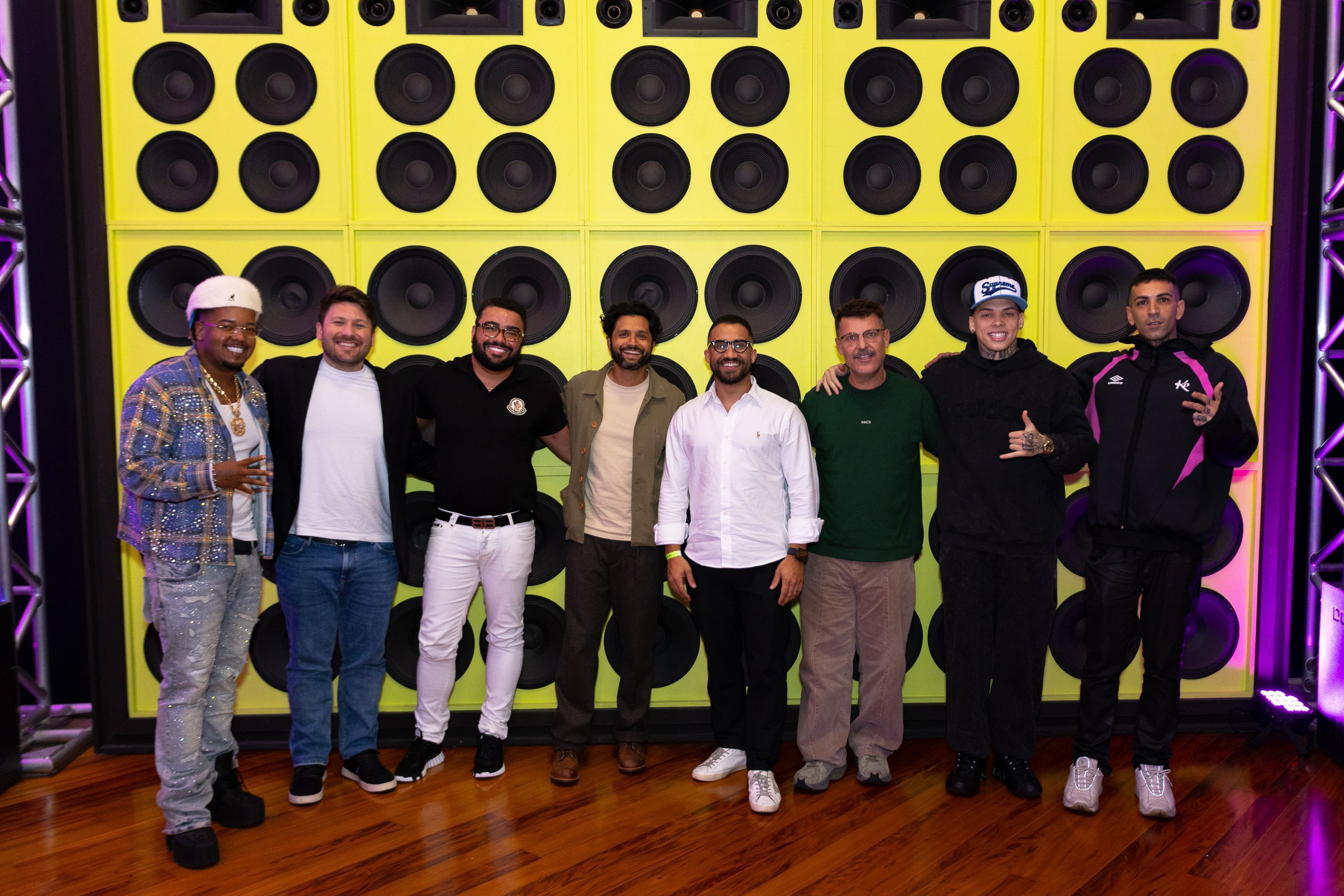 Vulgo FK, Nicolas Andrade (OpenAI), Rodrigo Oliveira (GR6), Varun Shetty (OpenAI), Konrad Dantas (KondZilla), Christian Rôças (Flint), Kew e Tico (KondZilla) durante o lançamento do MUTIRÃO.AI • Divulgação