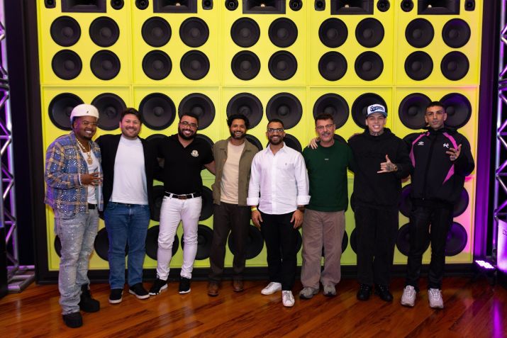 Vulgo FK, Nicolas Andrade (OpenAI), Rodrigo Oliveira (GR6), Varun Shetty (OpenAI), Konrad Dantas (KondZilla), Christian Rôças (Flint), Kew e Tico (KondZilla) durante o lançamento do MUTIRÃO.AI • Divulgação