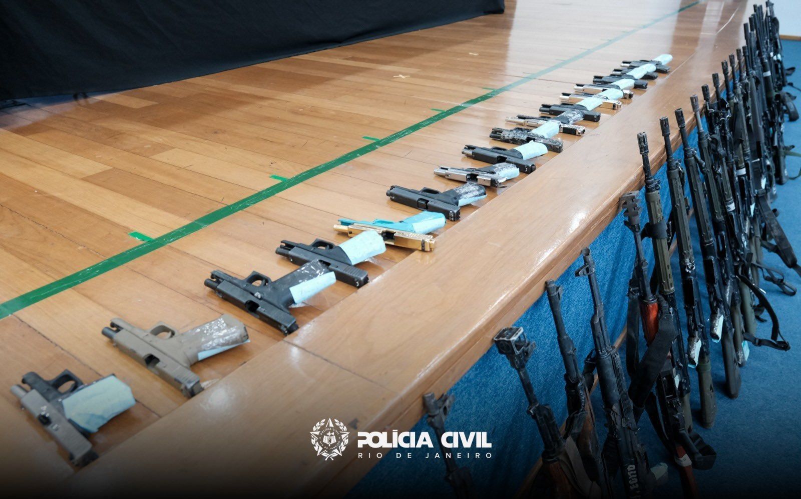 Armas apreendidas pela polícia do RJ • Reprodução/Polícia Civil do Rio de Janeiro