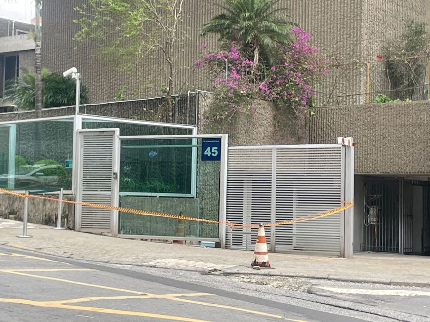 Caixa de sapato branca, jogada perto do portão do prédio • Hallyme Ximendes/CNN