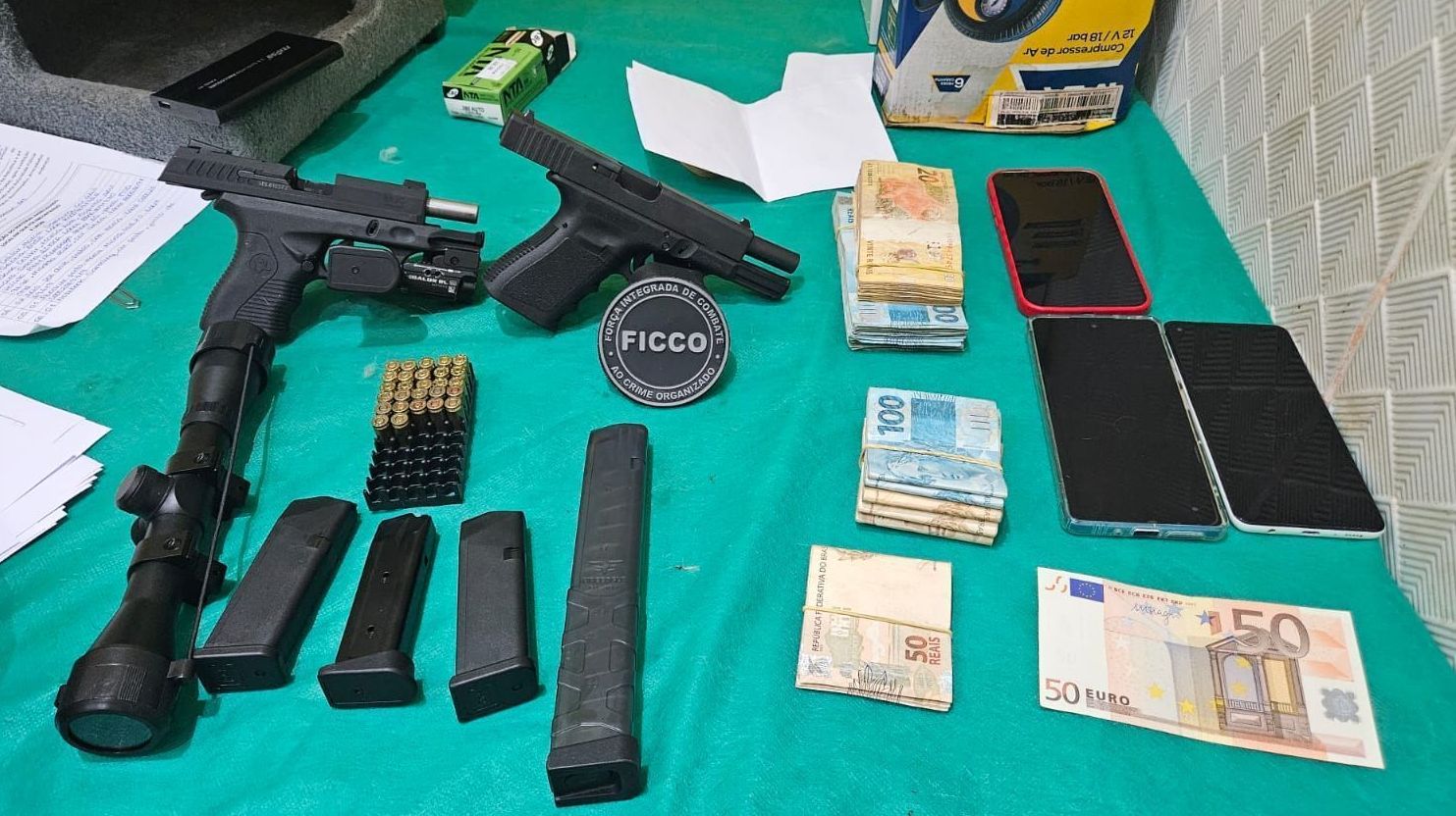 Itens apreendidos durante os mandados de busca e apreensão • Reprodução/PF