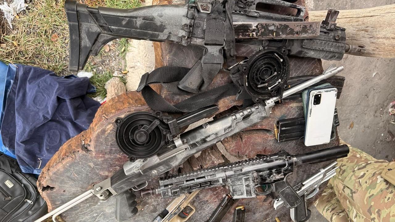 Fuzis, pistolas, submetralhadora e granadaFuzis, pistolas, submetralhadora e granada