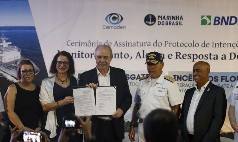 Representantes de BNDES, Marinha e Cemaden mostram documento de parceria assinado