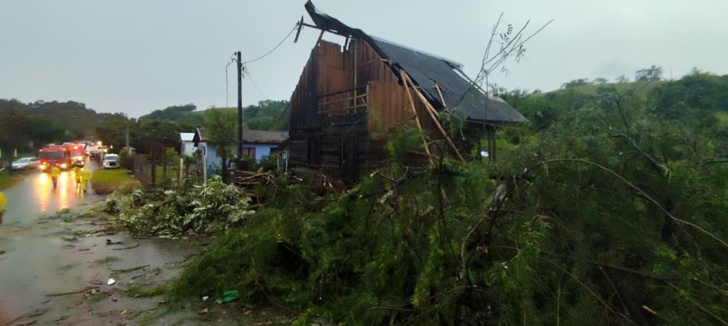 Cidades são destruídas por chuvas intensas e vendavais • Reprodução/ Corpo de Bombeiros Santa Catarina