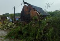 Em SC, ciclone causa destelhamentos e queda de árvores