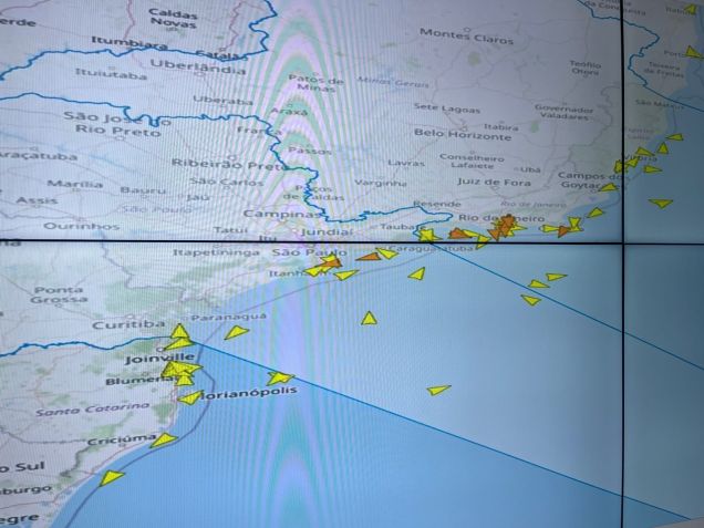 Radar com embarcações na região determinada pela Marinha. Acompanhamento em tempo real • Thiago Félix