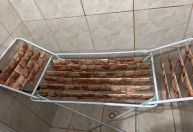 Dinheiro no varal: polícia encontra pilhas de notas "secando" e em mala