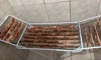 Dinheiro no varal: polícia encontra pilhas de notas "secando" e em mala