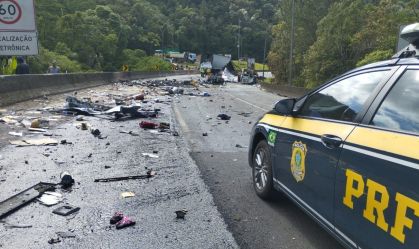 Acidente com van que levava crianças ao Beto Carrero deixa um morto no PR