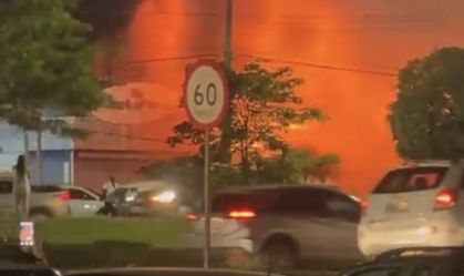 Incêndio de grandes proporções atinge restaurante em Brasília