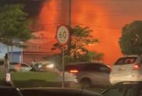 Incêndio de grandes proporções atinge restaurante em Brasília