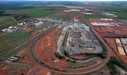 Megaterminal enche 20 vagões por hora e exala o "cheiro do PIB"