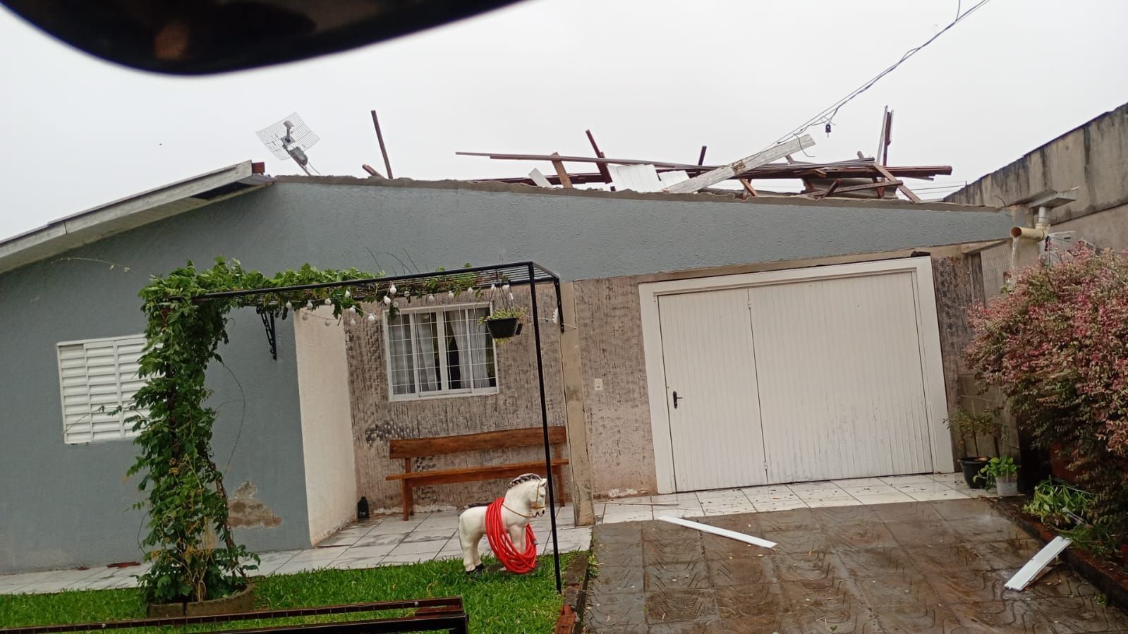 Casa em Esperança do Sul com telhados destruídos pelo temporal de ontem (16), no Rio Grande do Sul • Defesa Civil do Rio Grande do Sul