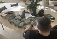Imagem mostra R$ 1,7 milhão apreendidos em casa de ex-CEO do Master