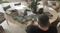 Imagem mostra R$ 1,7 milhão apreendidos em casa de ex-CEO do Master