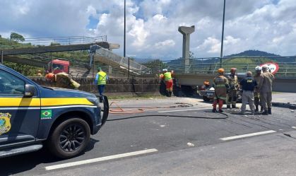 RJ: Caminhão derruba passarela e motorista morre esmagado na BR-116
